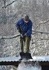 Odśnieżanie dachów metodą alpinistyczną