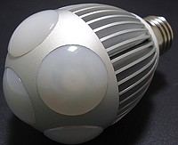 E27 HIGH POWER LED 6W 600LM 230V B.CIEPŁA 3100K 270st. ALU GLOBAL