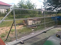 Brama przesuwna wypełniona siatką panelową